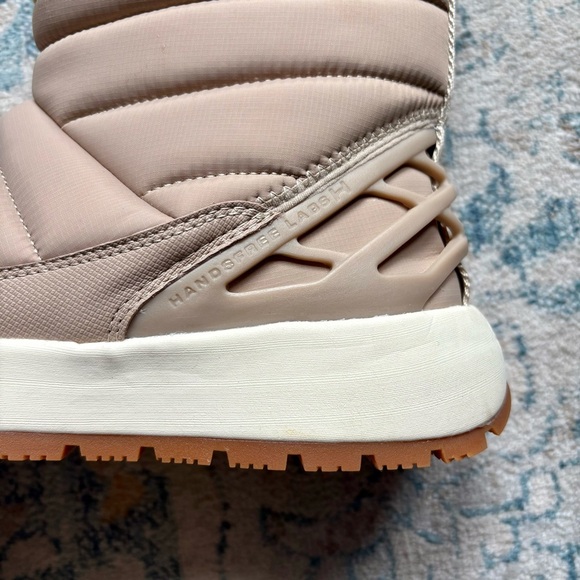 KIZIK Women's Juno Mid Boot in Doeskin Tan Hands Free Shoe Snow Boots Size US 8 - Picture 5 of 12